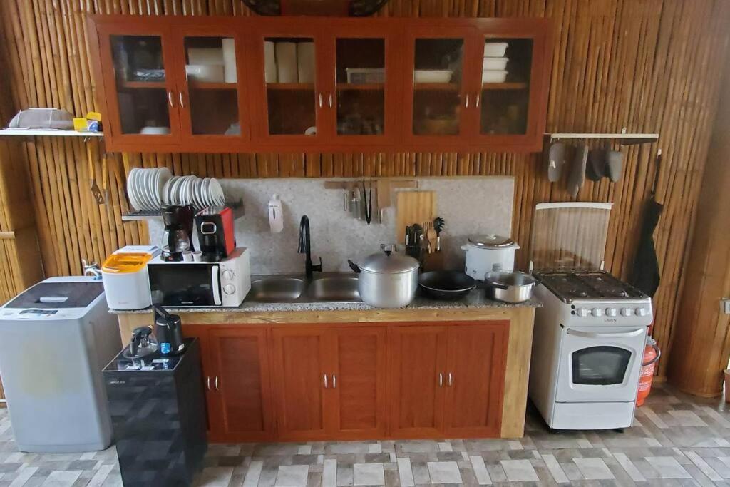 הוילה טגאיטאי Modern Bahay Kubo In A Farm Near Tagaytay מראה חיצוני תמונה